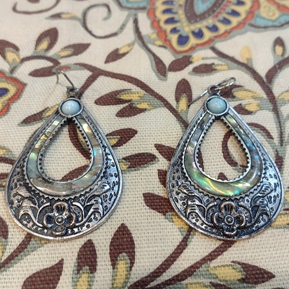 Teardrop Earrings Mother of Pearl / Abalone